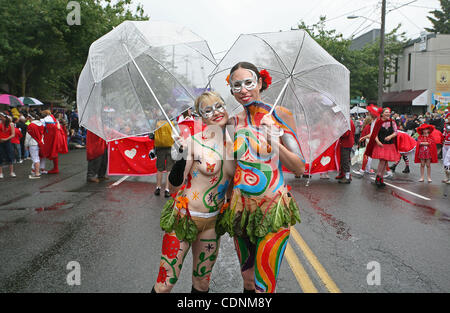 18. Juni 2011 feiert - Seattle, Washington, USA - The Fremont Arts Council des 23. jährliche Fremont Solstice Parade der Sommersonnenwende und den Beginn des Sommers.  Die skurrile und freie temperamentvolle Veranstaltung hatte riesige Menschenmengen trotz nicht überraschend Regen in Seattle während der Parade. (Kredit-Bild: © Stockfoto