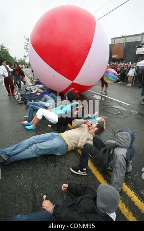 18. Juni 2011 feiert - Seattle, Washington, USA - The Fremont Arts Council des 23. jährliche Fremont Solstice Parade der Sommersonnenwende und den Beginn des Sommers.  Die skurrile und freie temperamentvolle Veranstaltung hatte riesige Menschenmengen trotz nicht überraschend Regen in Seattle während der Parade. (Kredit-Bild: © Stockfoto