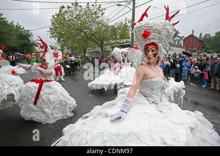 18. Juni 2011 feiert - Seattle, Washington, USA - The Fremont Arts Council des 23. jährliche Fremont Solstice Parade der Sommersonnenwende und den Beginn des Sommers.  Die skurrile und freie temperamentvolle Veranstaltung hatte riesige Menschenmengen trotz nicht überraschend Regen in Seattle während der Parade. (Kredit-Bild: © Stockfoto