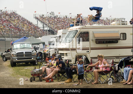 19. Juni 2011 - Brooklyn, Michigan, USA - Camper sehen das wohl Übles! Sour Cream Dips 400 NASCAR Sprint Cup Series-Rennen auf dem Michigan International Speedway in Brooklyn, MI am 19. Juni 2011.  Die Teilnahme war vom letztjährigen Rennen. (Kredit-Bild: © Mark Bialek/ZUMAPRESS.com) Stockfoto