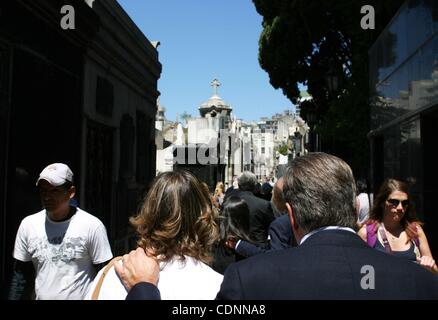 21. Juni 2011 - Buenos Aires, Argentinien - ein paar verlassen die Szene für eine Bestattung in Recoleta Friedhof. Friedhof La Recoleta ist ein berühmter Friedhof befindet sich im exklusiven Recoleta von Buenos Aires. Es enthält die Gräber von Persönlichkeiten, darunter Eva Peron, Raul AlfonsÃ­n, und Stockfoto