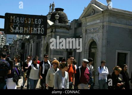 21. Juni 2011 - Buenos Aires, Argentinien - Touristen zu Fuß unter den Mausoleen in La Recoleta Friedhof. Friedhof La Recoleta ist ein berühmter Friedhof befindet sich im exklusiven Recoleta von Buenos Aires. Es enthält die Gräber von Persönlichkeiten, darunter Eva Peron, Raul Alfonsín und mehrere Stockfoto