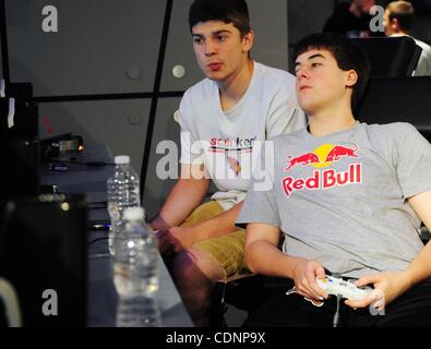 24. Juni 2011 - Manhattan, New York, USA - Team Status Quo Mitglieder Clete '' Angriff '' Lorusso und Aaron '' Ace'' Elam Praxis im Red Bull LAN professioneller video-Gaming-Performance Camp in SoHo, wo drei Nordamerikas leistungsstärksten HALO Mannschaften an diesem Wochenende trainieren. (Kredit-Bild: © B Stockfoto