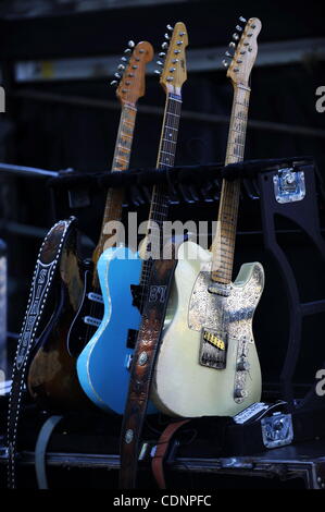 Country-Musik Musikerin Lee Brice Gitarren vor seiner live-Konzert während eines Teils des Willie Nelson Land Throwdown Event bei den Pozo Saloon in Pozo, CA. am 25. Juni 2011 zu warten. (Kredit-Bild: © John Pyle/Cal Sport Media/ZUMAPRESS.com) Stockfoto