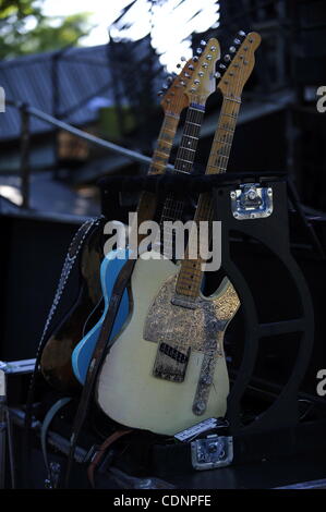 Country-Musik Musikerin Lee Brice Gitarren vor seiner live-Konzert während eines Teils des Willie Nelson Land Throwdown Event bei den Pozo Saloon in Pozo, CA. am 25. Juni 2011 zu warten. (Kredit-Bild: © John Pyle/Cal Sport Media/ZUMAPRESS.com) Stockfoto