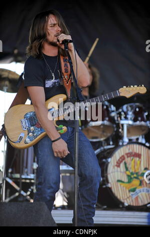 Country-Musik Künstler und Sohn von Willie Nelson, spielte Lukas Nelson ein live-Konzert während eines Teils des Willie Nelsons Land Throwdown Event bei den Pozo Saloon in Pozo, CA. am 25. Juni 2011. (Kredit-Bild: © John Pyle/Cal Sport Media/ZUMAPRESS.com) Stockfoto