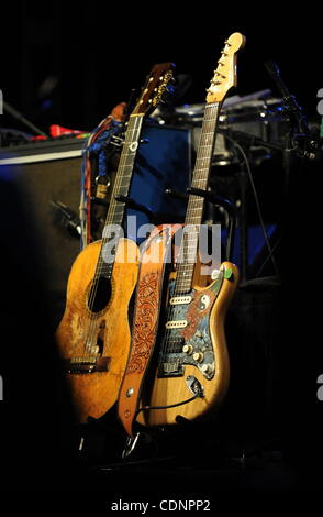 Country-Musik-Legende Willie Nelson Gitarren sitzen vor seiner live-Konzert während der Willie Nelson Land Throwdown-Veranstaltung an der Pozo Saloon in Pozo, CA. am 25. Juni 2011. (Kredit-Bild: © John Pyle/Cal Sport Media/ZUMAPRESS.com) Stockfoto