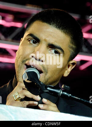 Juni 29.2011 - Los Angeles, Kalifornien, USA. Victor Ortiz spricht auf der Nokia-Center im Rahmen einer Pressekonferenz auf seinen bevorstehenden Kampf mit Floyd Mayweather Jr.  am 17. September im MGM grand Hotel in Las Vegas für den WBC-Titel im Weltergewicht. (Kredit-Bild: © gen Blevins/ZUMAPRESS.com) Stockfoto