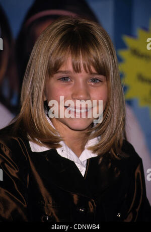 30. Juni 2011 - New York, New York, US - K11127AR. MARY KATE OLSEN.'' The New Adventures of Mary Kate & Ashley'' Signierstunde bei Barnes & Noble, New York. 1998 (Kredit-Bild: © Andrea Renault/Globe Photos/ZUMAPRESS.com) Stockfoto