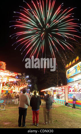 9. September 2011 - Charlottesville, Virginia - USA; die Menschen sehen das Fourth Of July Feuerwerk während der Teilnahme an einem Karneval. (Kredit-Bild: © Andrew Shurtleff/ZUMApress.com) Stockfoto