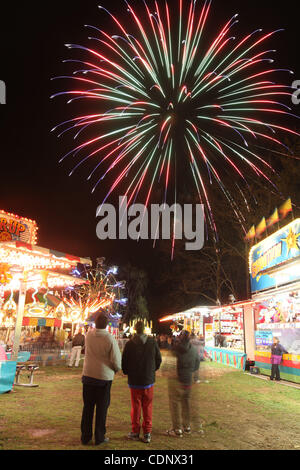 9. September 2011 - Charlottesville, Virginia - USA; die Menschen sehen das Fourth Of July Feuerwerk während der Teilnahme an einem Karneval. (Kredit-Bild: © Andrew Shurtleff/ZUMApress.com) Stockfoto