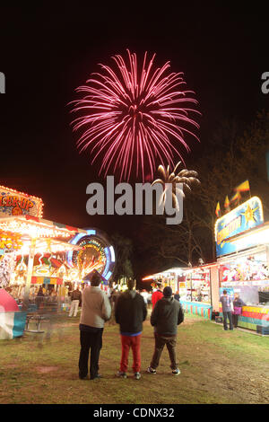 9. September 2011 - Charlottesville, Virginia - USA; die Menschen sehen das Fourth Of July Feuerwerk während der Teilnahme an einem Karneval. (Kredit-Bild: © Andrew Shurtleff/ZUMApress.com) Stockfoto