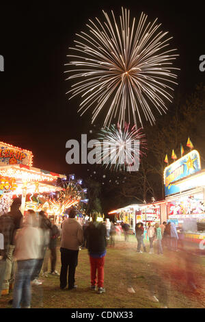 9. September 2011 - Charlottesville, Virginia - USA; die Menschen sehen das Fourth Of July Feuerwerk während der Teilnahme an einem Karneval. (Kredit-Bild: © Andrew Shurtleff/ZUMApress.com) Stockfoto