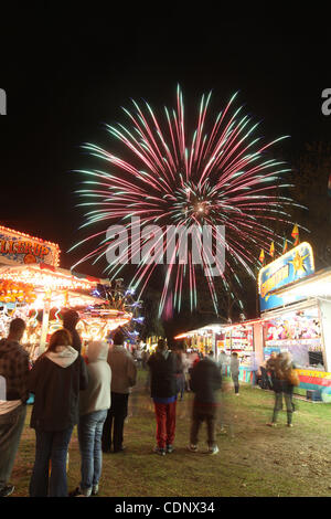 9. September 2011 - Charlottesville, Virginia - USA; die Menschen sehen das Fourth Of July Feuerwerk während der Teilnahme an einem Karneval. (Kredit-Bild: © Andrew Shurtleff/ZUMApress.com) Stockfoto