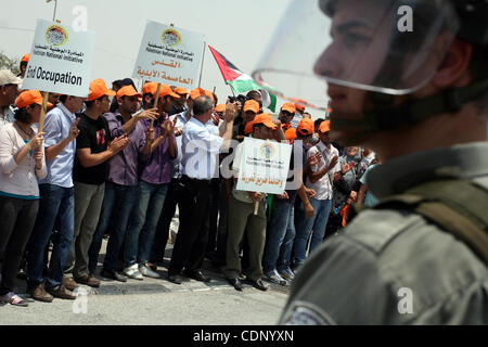 Lokal ansässige palästinensische Demonstranten nehmen Sie Teil an einer Protestkundgebung am Checkpoint Kalandia zwischen dem Westjordanland Stadt Ramallah und Jerusalem, Samstag, 9. Juli 2011. Israels Innenministerium sagt, dass es mehr als 400 internationale Aktivisten in Frage gestellt hat, die am internationalen Flughafen des Landes gelandet Stockfoto
