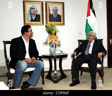 10. Juli 2011 trifft der Künstler EMAN EL BAHR DARWISH - Ramallah, Westjordanland - Palästinenserpräsident MAHMOUD ABBAS (Abu Mazen). (Kredit-Bild: © Mafid Abu-Hasnah/apaimages/ZUMApress.com) Stockfoto