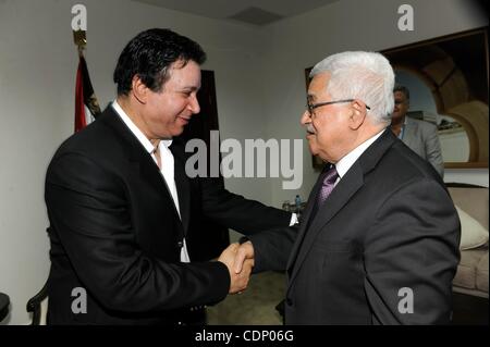 10. Juli 2011 trifft der Künstler EMAN EL BAHR DARWISH - Ramallah, Westjordanland - Palästinenserpräsident MAHMOUD ABBAS (Abu Mazen). (Kredit-Bild: © Mafid Abu-Hasnah/apaimages/ZUMApress.com) Stockfoto