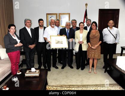 10. Juli 2011 trifft - Ramallah, Westjordanland - Palästinenserpräsident MAHMOUD ABBAS (Abu Mazen) mit einer Delegation des Europäischen Parlaments. (Kredit-Bild: © Mafid Abu-Hasnah/apaimages/ZUMApress.com) Stockfoto