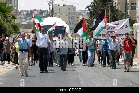 10. Juli 2011 - Bethlehem, West Bank - israelische Soldaten Wache als Palästinenser und Ausländer zu protestieren vor ein Teil der umstrittenen Sperrmauer Israels am Haupteingang der Westbank-Stadt Bethlehem am 10. Juli 2011, zum siebten Jahrestag der Vorabentscheidung durch den In Stockfoto