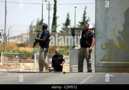 10. Juli 2011 - Bethlehem, West Bank - israelische Soldaten Wache als Palästinenser und Ausländer zu protestieren vor ein Teil der umstrittenen Sperrmauer Israels am Haupteingang der Westbank-Stadt Bethlehem am 10. Juli 2011, zum siebten Jahrestag der Vorabentscheidung durch den In Stockfoto