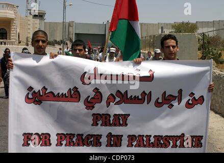 10. Juli 2011 - Bethlehem, West Bank - israelische Soldaten Wache als Palästinenser und Ausländer zu protestieren vor ein Teil der umstrittenen Sperrmauer Israels am Haupteingang der Westbank-Stadt Bethlehem am 10. Juli 2011, zum siebten Jahrestag der Vorabentscheidung durch den In Stockfoto