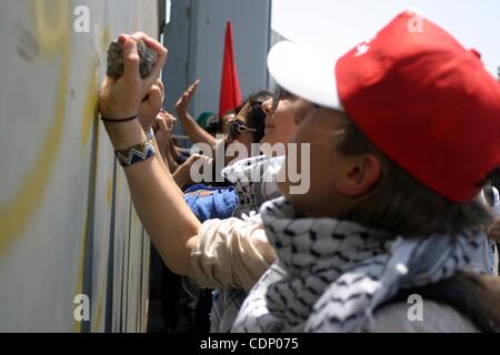 10. Juli 2011 - anlässlich Bethlehem, West Bank - Palästinenser und Ausländer-Protest vor ein Teil der umstrittenen Sperrmauer Israels am Haupteingang der Westbank-Stadt Bethlehem am 10. Juli 2011, des siebten Jahrestages der ein Urteil des internationalen Gerichtshofs in Stockfoto