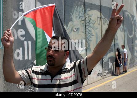 10. Juli 2011 - anlässlich Bethlehem, West Bank - Palästinenser und Ausländer-Protest vor ein Teil der umstrittenen Sperrmauer Israels am Haupteingang der Westbank-Stadt Bethlehem am 10. Juli 2011, des siebten Jahrestages der ein Urteil des internationalen Gerichtshofs in Stockfoto