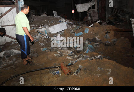 Ein palästinensischer Mann inspiziert Schutt in einer zerstörten Auto-Waschanlagen-Garage nach israelischen Luftangriff im Bereich Al Tuffah im Osten von Gaza-Stadt, im Gaza-Streifen am 12. Juli 2011... Foto von Ali Jadallh Stockfoto