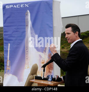 Juli 13,2011 - Vandenberg AFB, Kalifornien, USA. Gavin Newsom, Lieutenant Governor of California Gespräche während der SpaceX Press Confernece, die eine alte Startrampe auf der Vandenberg Air Force Base für die weltweit stärkste Rakete Renovierung ist... SpaceX-Gründer Elon Musk treffen sich mit Staat und l Stockfoto