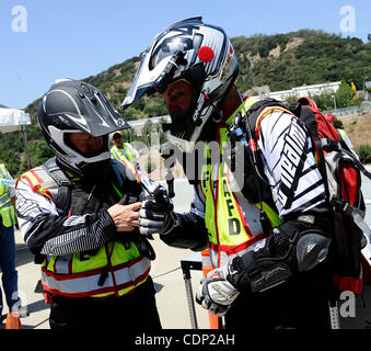 Juli 16,2011 - Los Angeles, Kalifornien, USA.  LA Stadt Feuer Sanitäter Patrol auf Motorrädern als Bau-teams arbeiten auf den Abriss der Mulholland Dr. Brücke über den 405 Freeway am ersten Tag von Carmageddon. (Kredit-Bild: © gen Blevins/ZUMAPRESS.com) Stockfoto