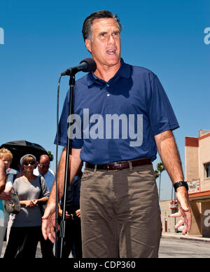 20. Juli 2011 - Los Angeles, Kalifornien, USA - republikanische Präsidentschaftskandidat Mitt Romney grüßt Fans und spricht über die Wirtschaft mit den Medien. Stockfoto