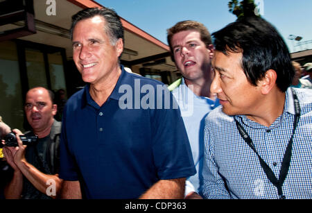 20. Juli 2011 - Los Angeles, Kalifornien, USA - republikanische Präsidentschaftskandidat Mitt Romney grüßt Fans und spricht über die Wirtschaft mit den Medien. Stockfoto