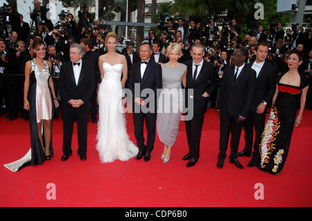 Jury-Mitglieder Johnnie To, Uma Thurman, Jude Law, Linn Ullmann, Präsident der Jury Robert De NIRO... besuchen die Premiere von "Midnight in Paris" - Eröffnungsfeier auf dem 64. jährlichen Cannes Filmfestival. Stockfoto