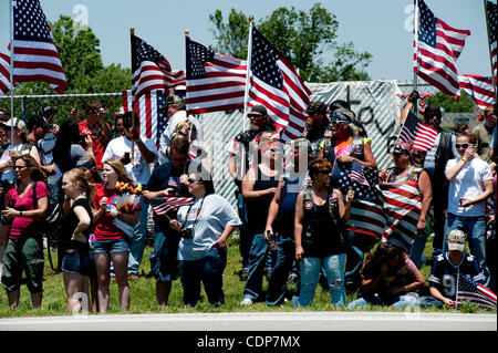 29. Mai 2011 - Joplin, Missouri, USA - Bewohner dieser Tornado verwüstet Stadt versammelt Sonntag an diejenigen erinnern, die sie in der tödlichen Twister verloren hatten, die Joplin vor einer Woche getroffen. US-Präsident Barack Obama und Missouri Gouverneur Jay Nixon besuchte die Gegend heute und sprach bei einer Gedenkveranstaltung. (Kredit Im Stockfoto