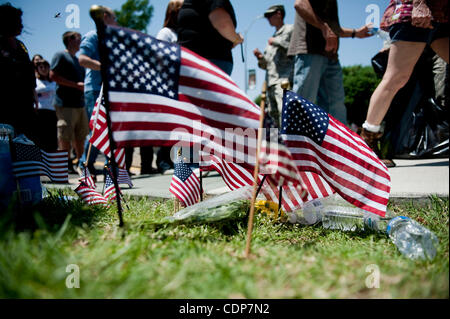 29. Mai 2011 - Joplin, Missouri, USA - Bewohner dieser Tornado verwüstet Stadt versammelt Sonntag an diejenigen erinnern, die sie in der tödlichen Twister verloren hatten, die Joplin vor einer Woche getroffen. US-Präsident Barack Obama und Missouri Gouverneur Jay Nixon besuchte die Gegend heute und sprach bei einer Gedenkveranstaltung. (Kredit Im Stockfoto