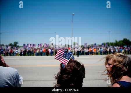 29. Mai 2011 - Joplin, Missouri, USA - Bewohner dieser Tornado verwüstet Stadt versammelt Sonntag an diejenigen erinnern, die sie in der tödlichen Twister verloren hatten, die Joplin vor einer Woche getroffen. US-Präsident Barack Obama und Missouri Gouverneur Jay Nixon besuchte die Gegend heute und sprach bei einer Gedenkveranstaltung. (Kredit Im Stockfoto