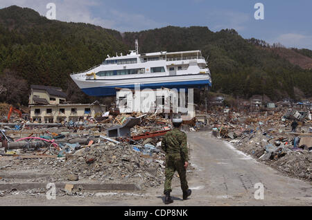 25. April 2011 - Otsuchi-Cho, Iwate, Japan - Mitglieder von Japan Self-Defense Force Suche nach Leichen der Opfer von Erdbeben und Tsunami in Otsuchi-Cho, Akahama Bezirk der Präfektur Iwate, Japan am 25. April 2011. Ca. 25000 japanische Soldaten sind im Katastrophengebiet zu suchen, die fehlende b Stockfoto