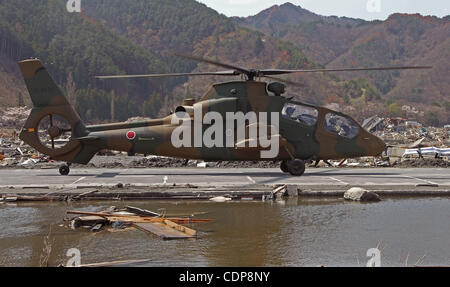 25. April 2011 - Otsuchi-Cho, Iwate, Japan - Mitglieder von Japan Self-Defense Force Suche nach Leichen der Opfer von Erdbeben und Tsunami in Otsuchi-Cho, Akahama Bezirk der Präfektur Iwate, Japan am 25. April 2011. Ca. 25000 japanische Soldaten sind im Katastrophengebiet zu suchen, die fehlende b Stockfoto