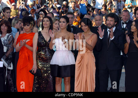 21. Mai 2011 - Cannes, Frankreich - Schauspielerin LEILA BEKHTI, Regisseur RADU MIHAILEANU, BIYOUNA, besucht HIAM ABBAS und SABRINA die Premiere für "The Source" während der Filmfestspiele von Cannes. (Kredit-Bild: © Frederic Injimbert/ZUMAPRESS.com) Stockfoto