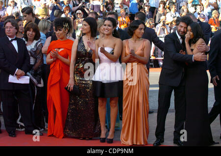 21. Mai 2011 - Cannes, Frankreich - Schauspielerin LEILA BEKHTI, Regisseur RADU MIHAILEANU, BIYOUNA, besucht HIAM ABBAS und SABRINA die Premiere für "The Source" während der Filmfestspiele von Cannes. (Kredit-Bild: © Frederic Injimbert/ZUMAPRESS.com) Stockfoto