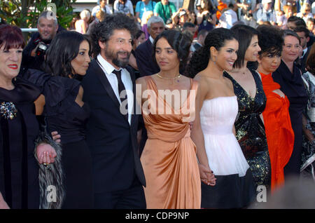 21. Mai 2011 - Cannes, Frankreich - Schauspielerin LEILA BEKHTI, Regisseur RADU MIHAILEANU, BIYOUNA, besucht HIAM ABBAS und SABRINA die Premiere für "The Source" während der Filmfestspiele von Cannes. (Kredit-Bild: © Frederic Injimbert/ZUMAPRESS.com) Stockfoto