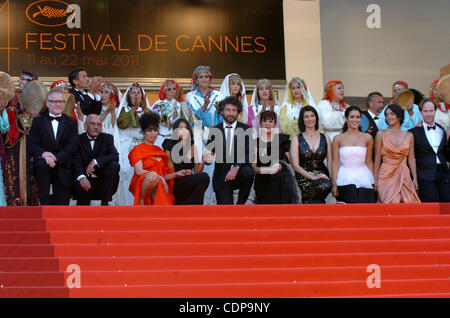 21. Mai 2011 - Cannes, Frankreich - Schauspielerin LEILA BEKHTI, Regisseur RADU MIHAILEANU, BIYOUNA, besucht HIAM ABBAS und SABRINA die Premiere für "The Source" während der Filmfestspiele von Cannes. (Kredit-Bild: © Frederic Injimbert/ZUMAPRESS.com) Stockfoto