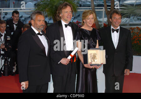 (L - R) Luc Besson posiert mit Produzenten Bill Pohlad und Dede Gardner mit der Goldenen Palme... Stockfoto