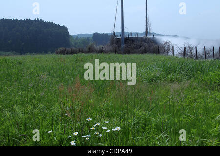 4. Juni 2011 - Fukushima, Japan - Thermalquelle aus einem Luftloch von einer Kohlengrube in Iwaki City liegt etwa 50 km von Fukushima Daiichi Atomkraftwerk in Fukushimapräfektur, Japan kommt. Die Magnitude 6 Erdbeben ereignete sich nach 11 April heiß gemacht Frühjahr herauskommen aus neue Spots wo t Stockfoto