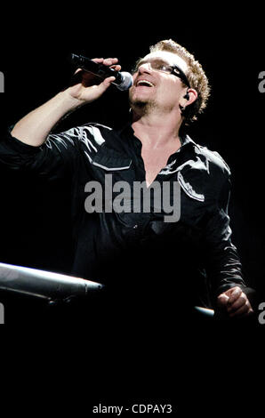 20. Juli 2009 führt - East Rutherford, New Jersey, USA - Sänger BONO von der Band U2 live als ihre 360 Tour macht, die Halt in der New Meadowlands Stadium in East Brunswick, New Jersey befindet sich... (Kredit-Bild: © Brooke Ismach/ZUMA Press) Stockfoto