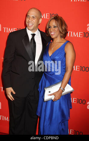 26. April 2011 - besuchen New York, New York, USA - Bürgermeister von Newark, NJ, CORY BOOKER und GAYLE KING die Time 100 Gala im Time Warner Center am Columbus Circle statt. (Bild Kredit: Nancy Kaszerman/ZUMAPRESS.com ©) Stockfoto