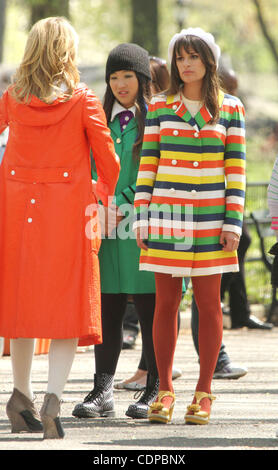 26. April 2011 - New York, New York, USA - Darsteller JENNA USHKOWITZ und LEA MICHELE aus der TV-Film "Glee" zeigen eine Szene vor Ort im CentralPark. (Bild Kredit: Nancy Kaszerman/ZUMAPRESS.com ©) Stockfoto