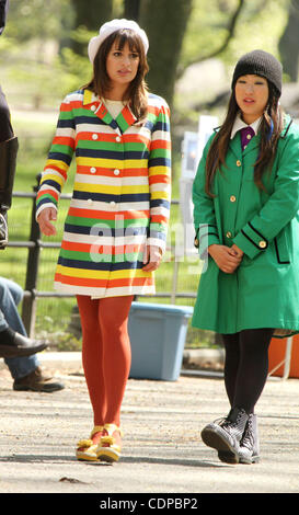 26. April 2011 - New York, New York, USA - Darsteller LEA MICHELE und JENNA USHKOWITZ, aus der TV-Film "Glee" zeigen eine Szene vor Ort im CentralPark. (Bild Kredit: Nancy Kaszerman/ZUMAPRESS.com ©) Stockfoto