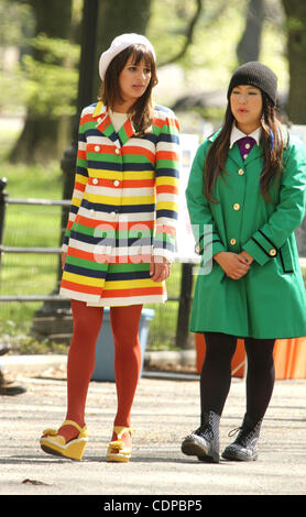 26. April 2011 - New York, New York, USA - Darsteller LEA MICHELE und JENNA USHKOWITZ, aus der TV-Film "Glee" zeigen eine Szene vor Ort im CentralPark. (Bild Kredit: Nancy Kaszerman/ZUMAPRESS.com ©) Stockfoto