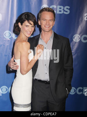 18. Mai 2011 - New York, New York, USA - COBIE SMULDERS und NEIL PATRICK HARRIS besuchen die CBS 2011 Upfront im Lincoln Center statt. (Bild Kredit: Nancy Kaszerman/ZUMAPRESS.com ©) Stockfoto